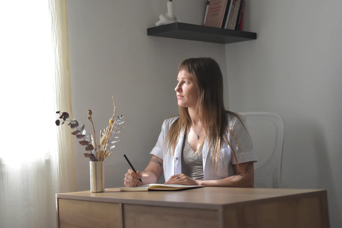 Ivana Kosak atendiendo en su consultorio