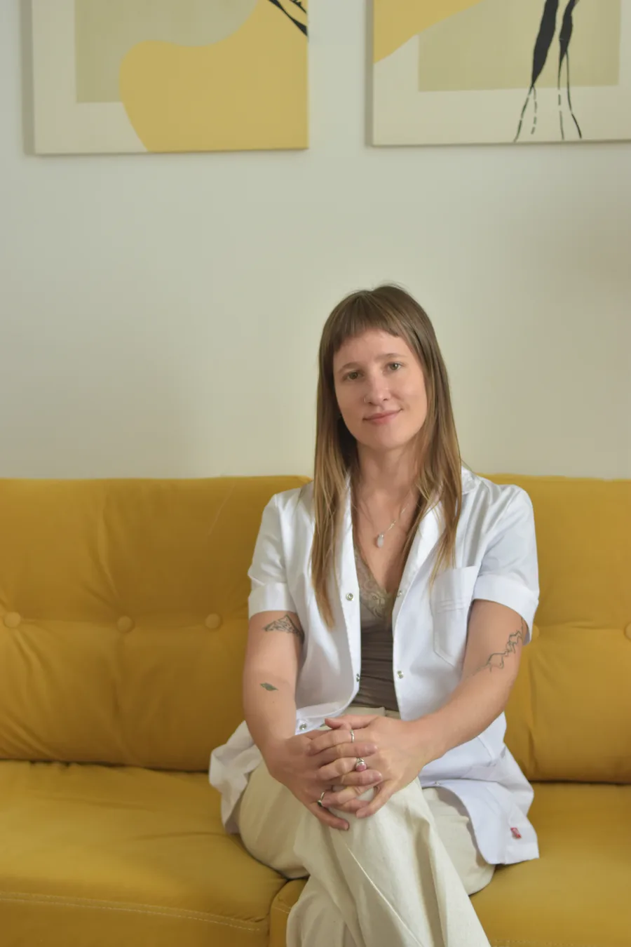 Ivana Kosak sentada en su consultorio